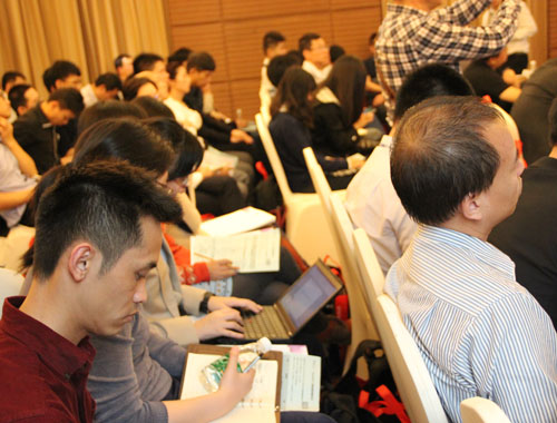 現(xiàn)場(chǎng)觀眾認(rèn)真聽(tīng)取專家演講并記錄