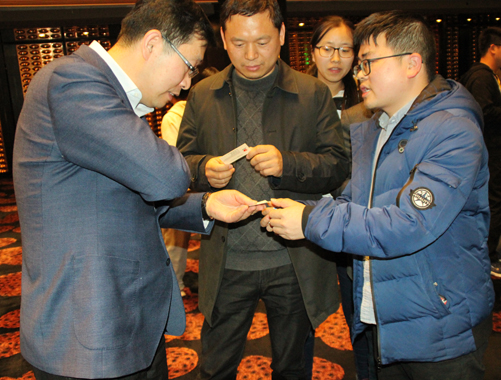 研討會(huì)后大家相互交換名片