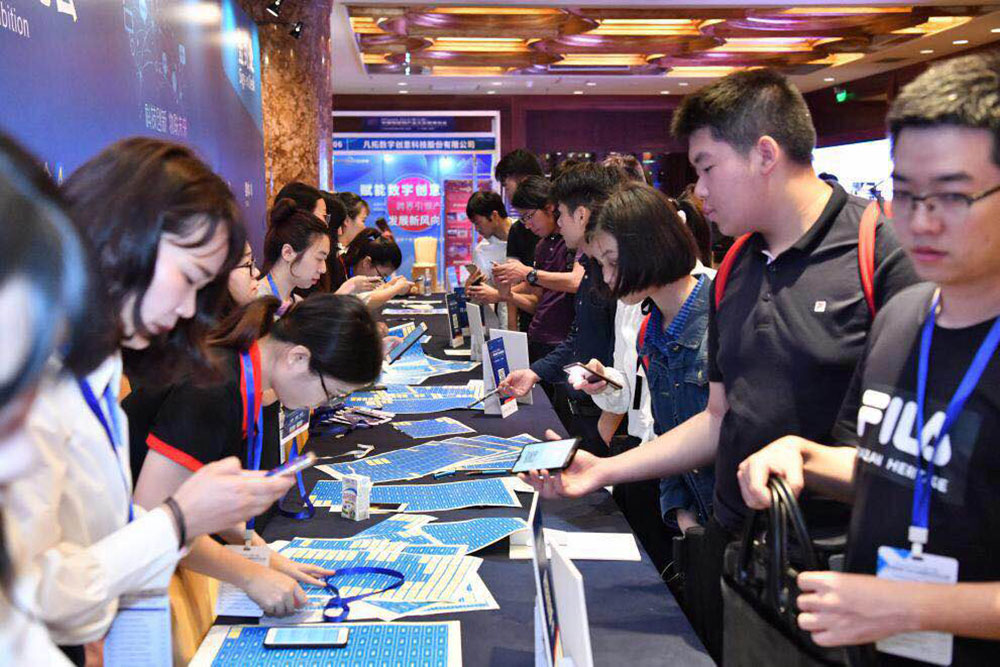 嘉賓聽眾簽到 有序進(jìn)入會(huì)議現(xiàn)場(chǎng)