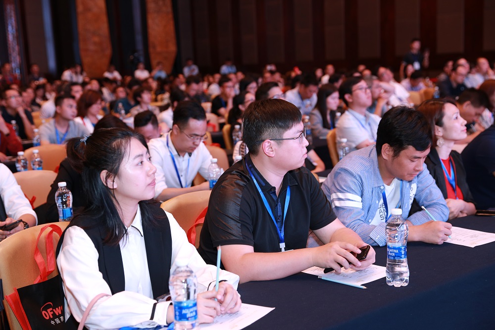 論壇現(xiàn)場(chǎng)觀眾認(rèn)真聽講